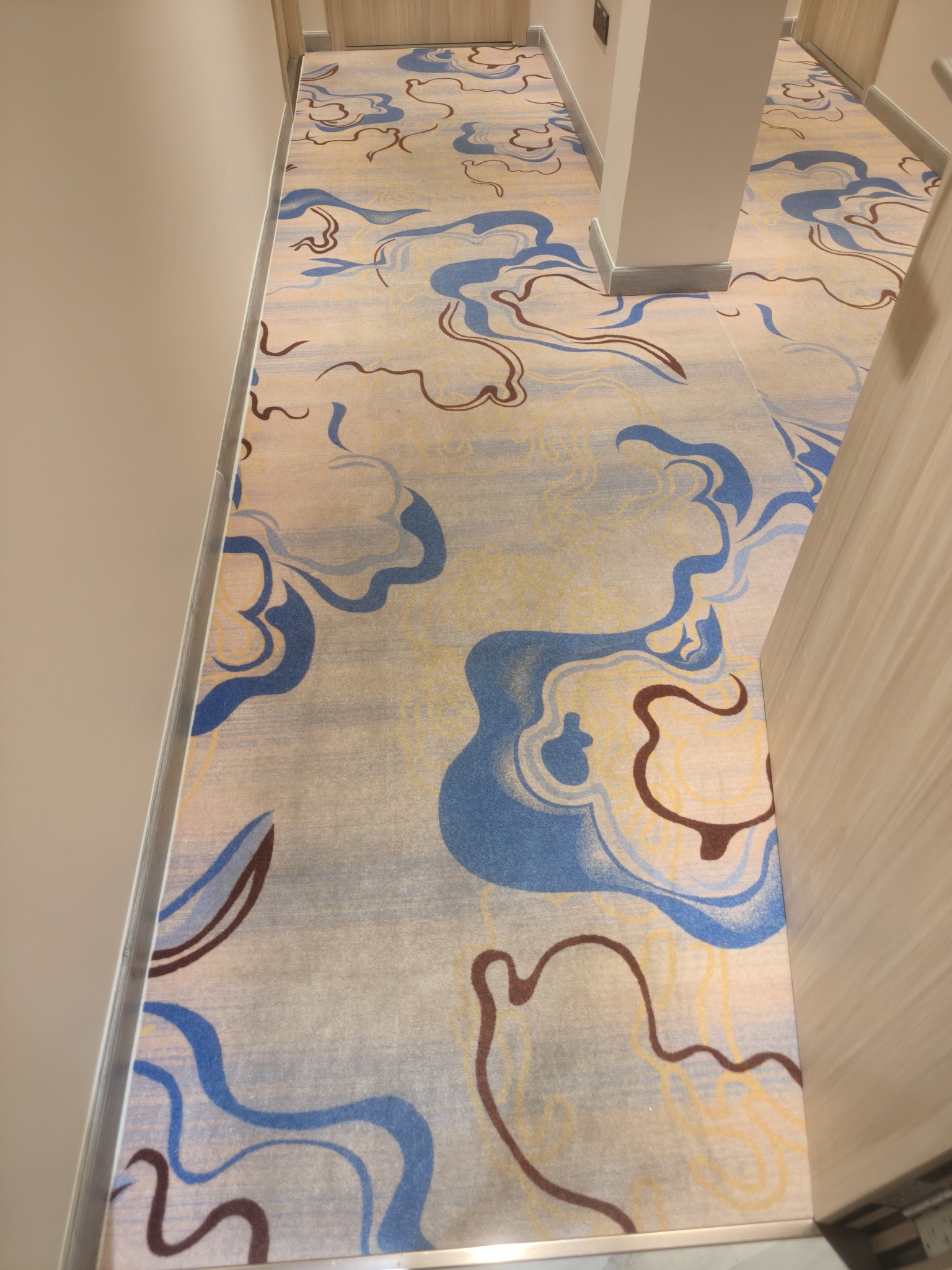 Decorative service apartment corridor flooring